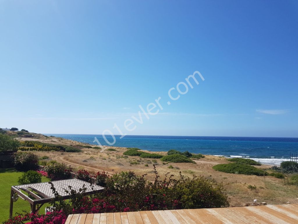 Girne Çatalköy Satılık Villa /  Denize Sıfır