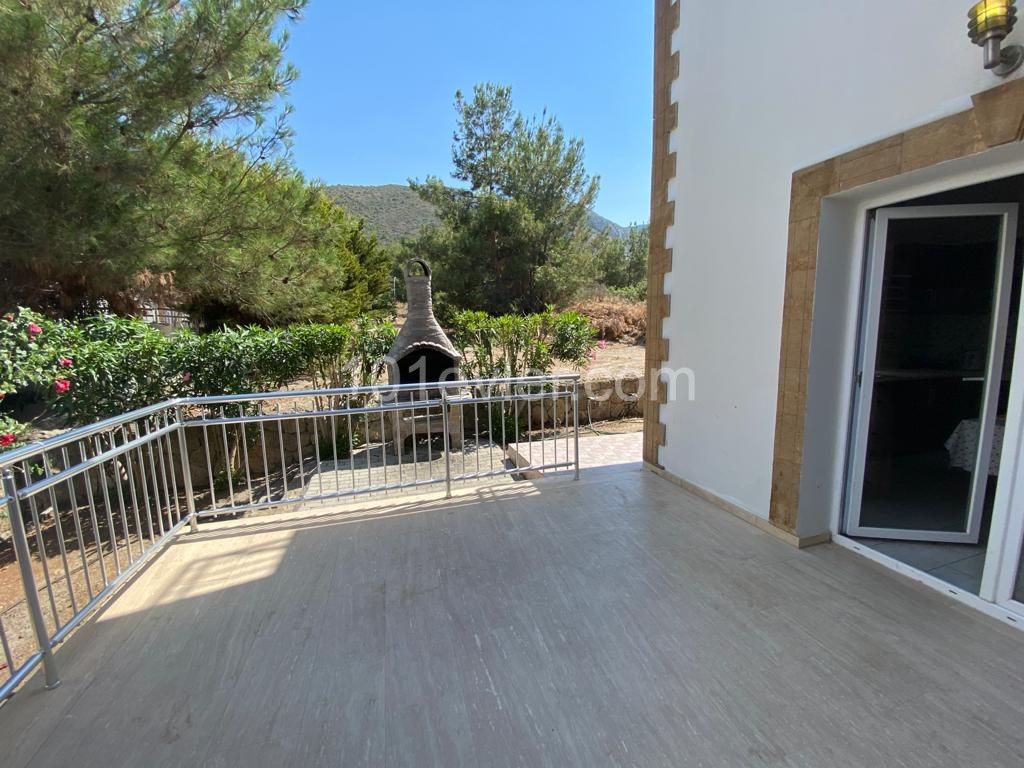 Kyrenia Chatalköy Zu Vermieten 4 + 1 Villa / Tag ** 