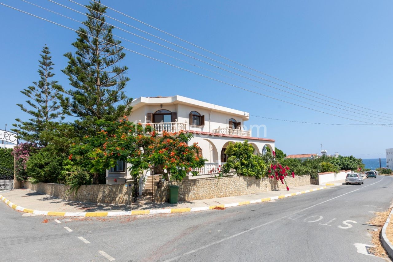 Girne Karaoğlanoğlu Satılık 4+2 Villa