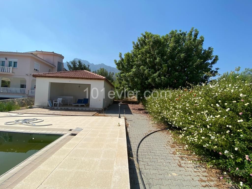 Girne Alsancak Satılık 3+1 Villa / Havuzlu