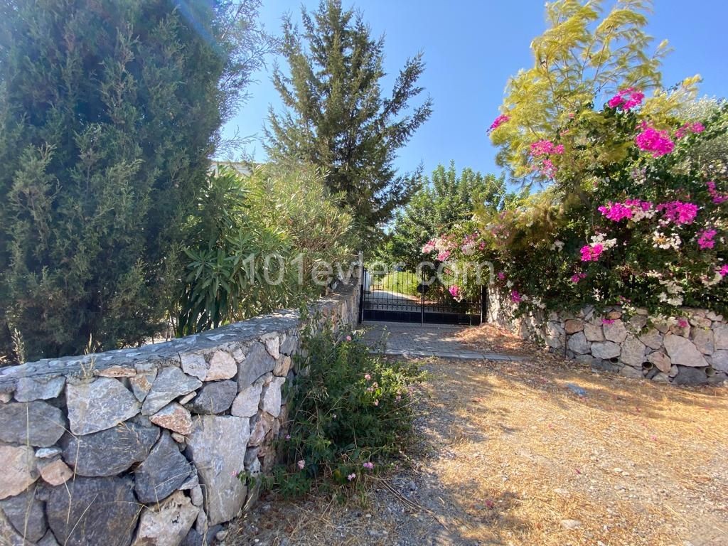 Girne Alsancak Satılık 3+1 Villa / Havuzlu