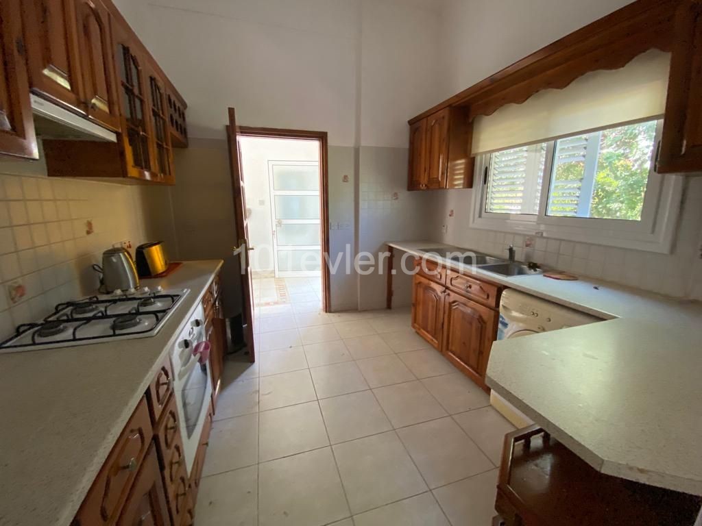 Girne Alsancak Satılık 3+1 Villa / Havuzlu