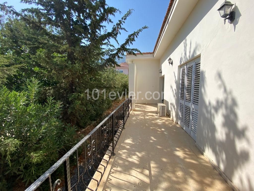 Girne Alsancak Satılık 3+1 Villa / Havuzlu