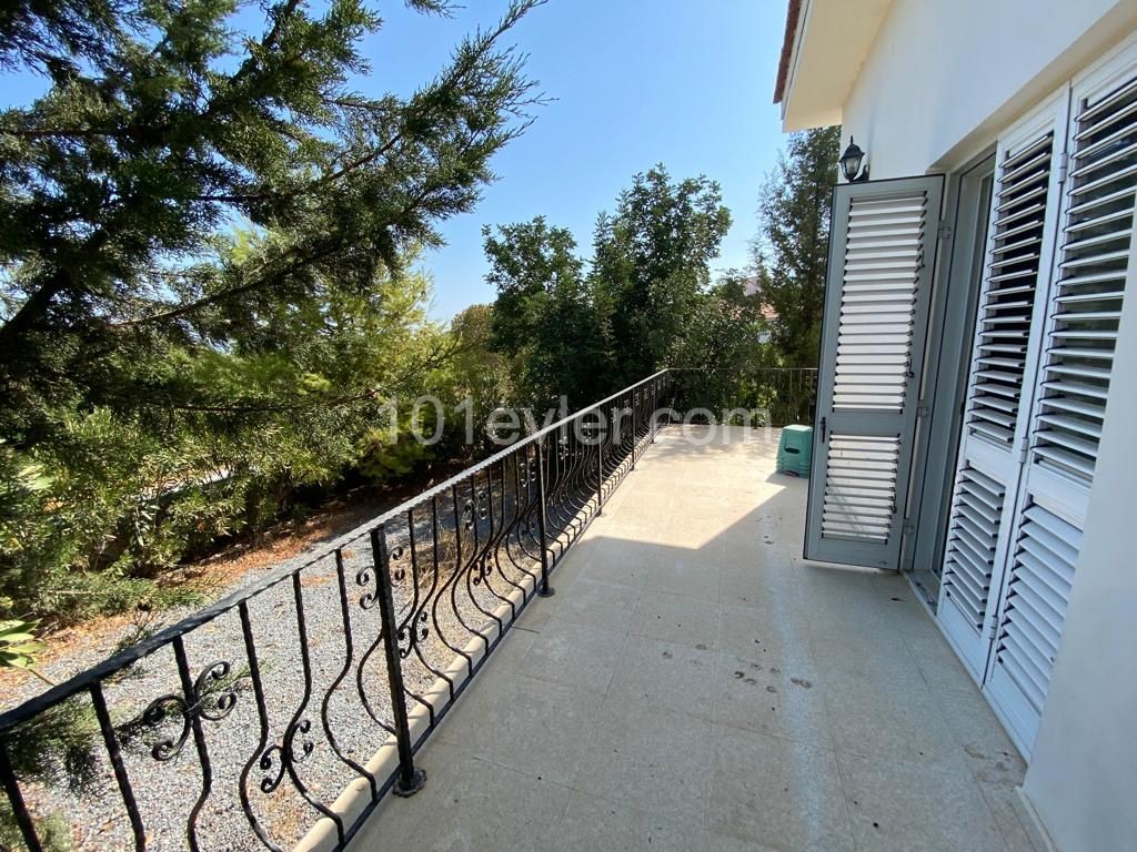 Girne Alsancak Satılık 3+1 Villa / Havuzlu