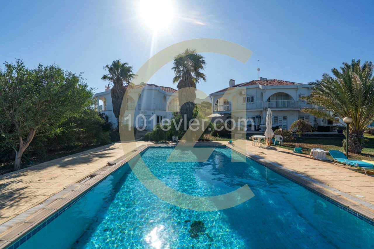 Villa Zum Verkauf In Kyrenia Chatalköy / Großer Garten ** 