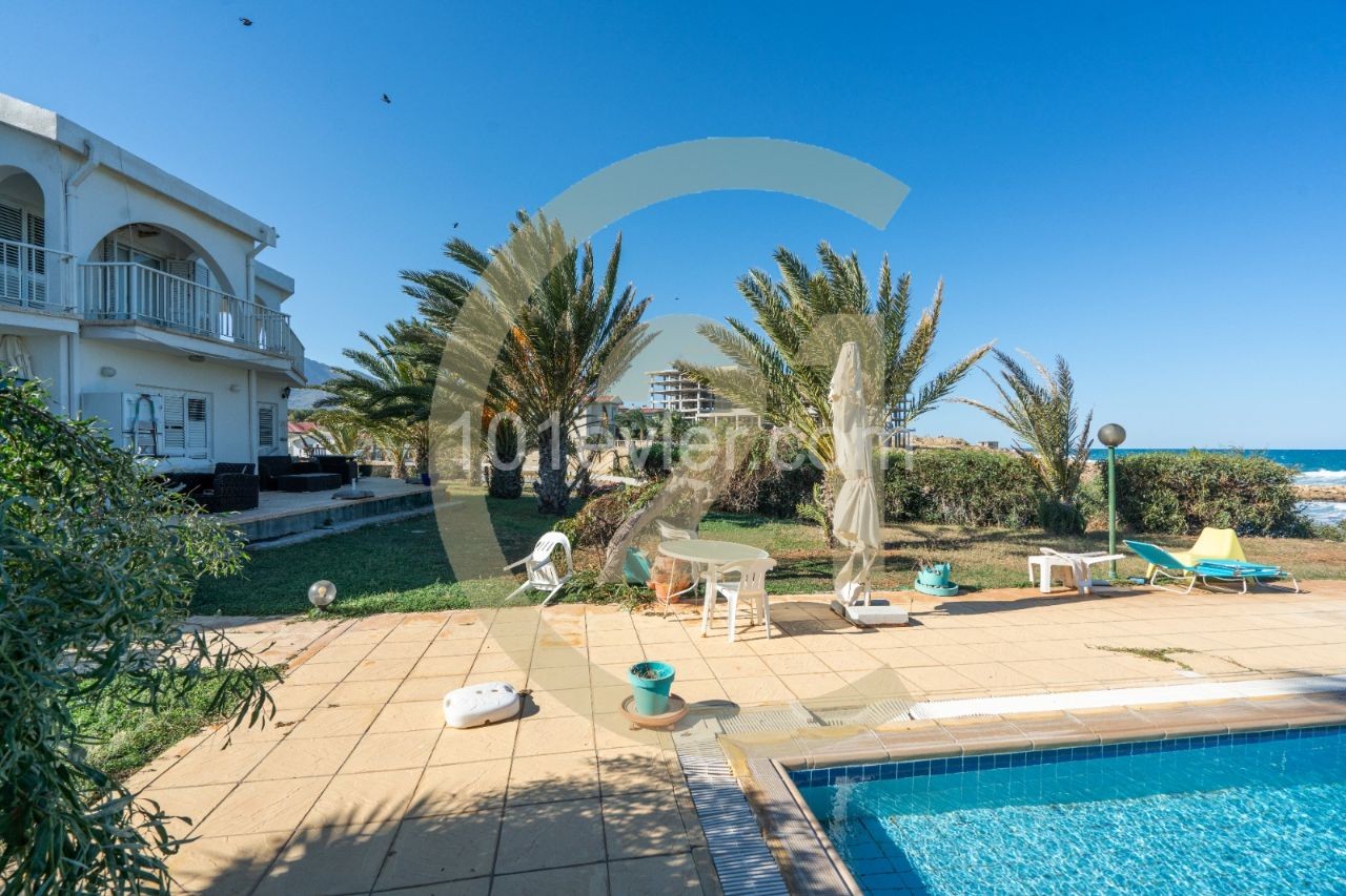 Villa Zum Verkauf In Kyrenia Chatalköy / Großer Garten ** 