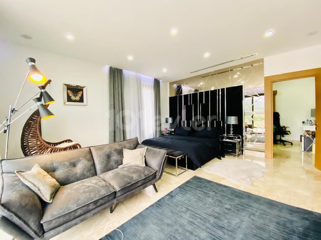 Girne Alsancak Satılık 4+1 Villa / Lüks