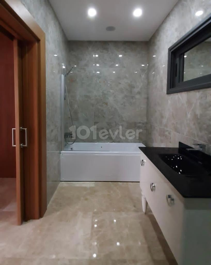 4+1 Villa Zum Verkauf In Kyrenia Alsancak / Luxus ** 