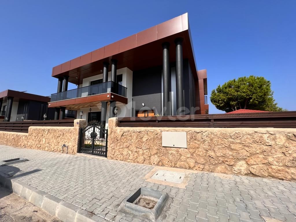 Girne Karaoğlanoğlu Satılık 4+1 Villa / Lüks