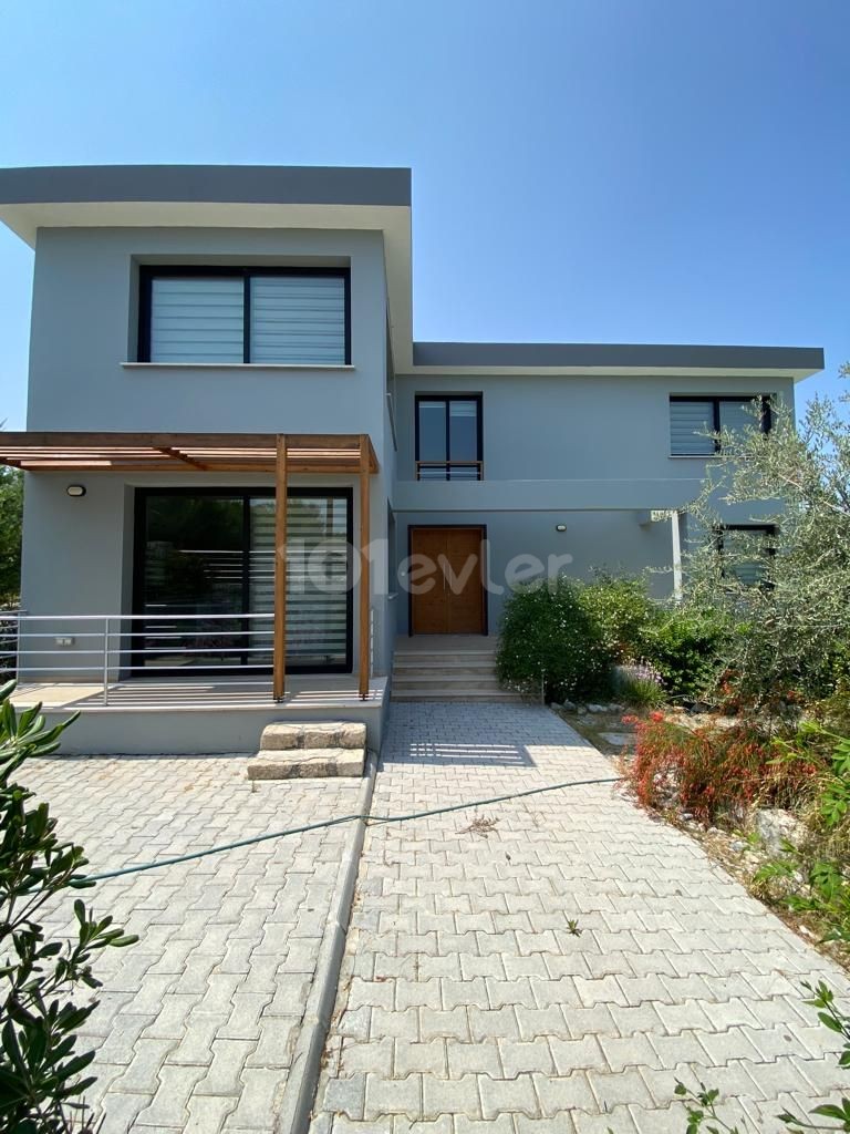 Вилла 4+1 с частным бассейном на продажу в OZANKÖY, GIRNE /  ** 