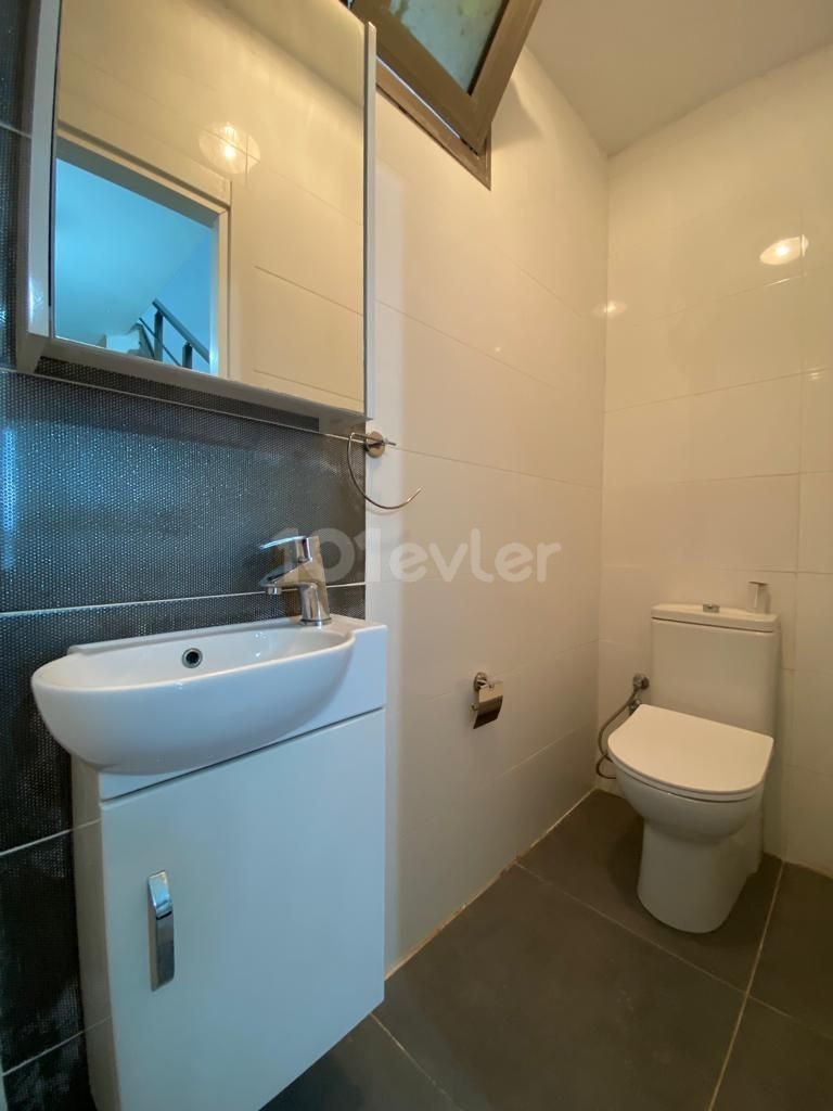 Triplex 3+1 Doppelvillen zum Verkauf in KYRENIA/ZEYTİNLİK