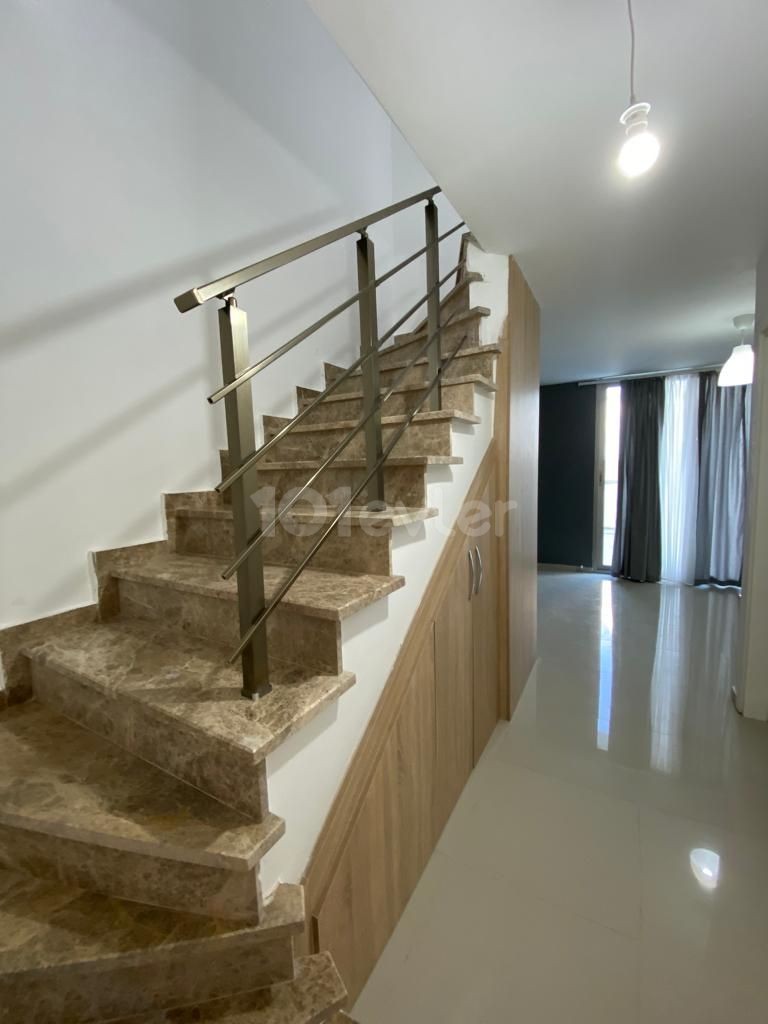 Triplex 3+1 Doppelvillen zum Verkauf in KYRENIA/ZEYTİNLİK