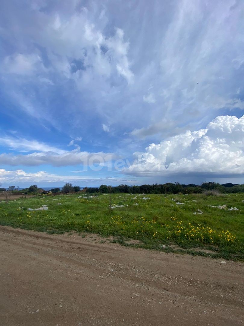 Girne/Karşıyaka’da satılık 2 dönüm 2 evlek arazi