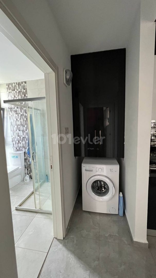 Lapta'da Dağ Manzaralı Kısa Dönem Kiralık 1+1 Daire