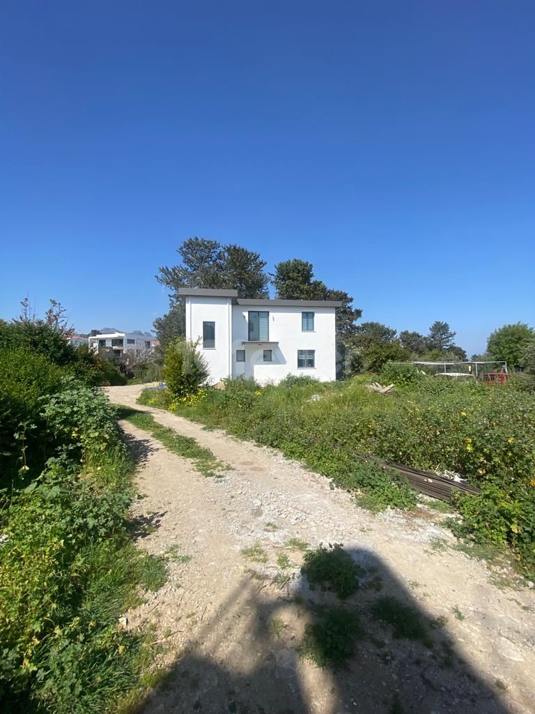 3+1 villa for sale in Kyrenia/Ozanköy on a 1 decare plot
