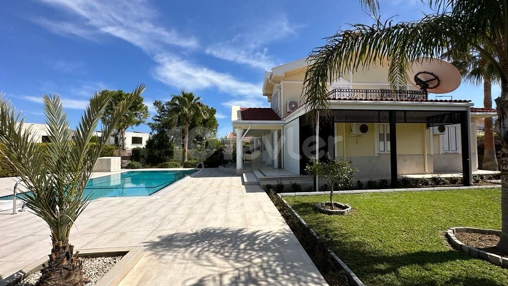 Girne Lapta Satılık 4+1 Villa / Havuzlu