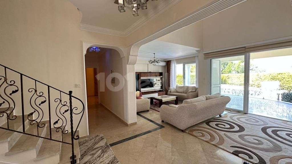 Girne Lapta Satılık 4+1 Villa / Havuzlu