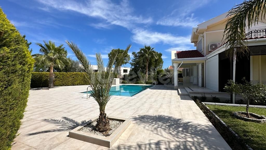 Girne Lapta Satılık 4+1 Villa / Havuzlu