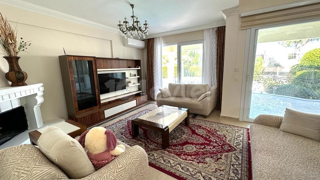 Girne Lapta Satılık 4+1 Villa / Havuzlu