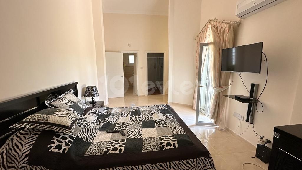 Girne Lapta Satılık 4+1 Villa / Havuzlu