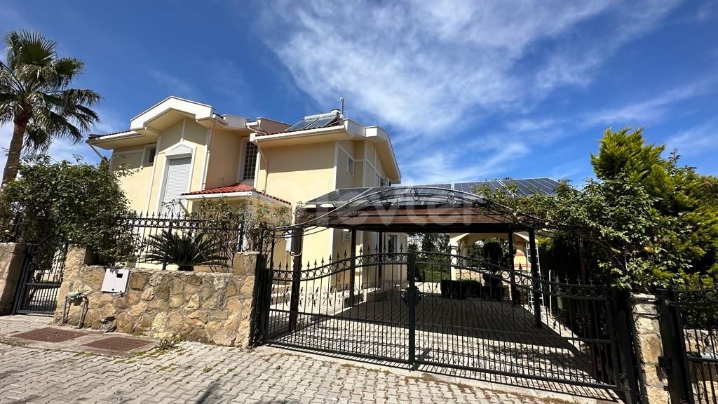 Girne Lapta Satılık 4+1 Villa / Havuzlu