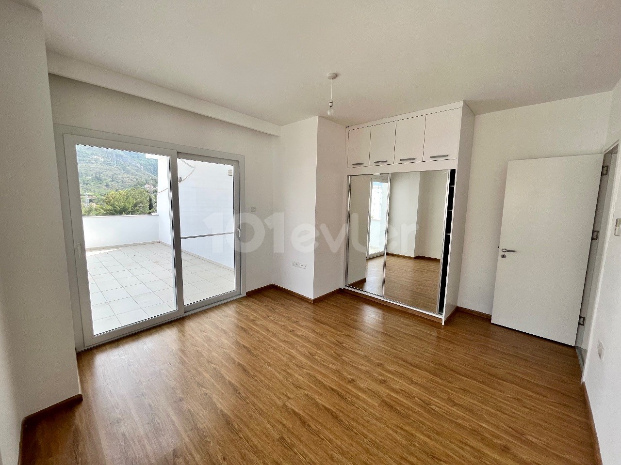 Zu verkaufen 3+1 Penthouse Wohnung in Kyrenia Zentrum / Meerblick