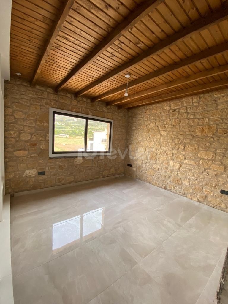 Luxuriöse 4+1 Steinvilla mit Pool zum Verkauf in Kyrenia /Karsiyaka