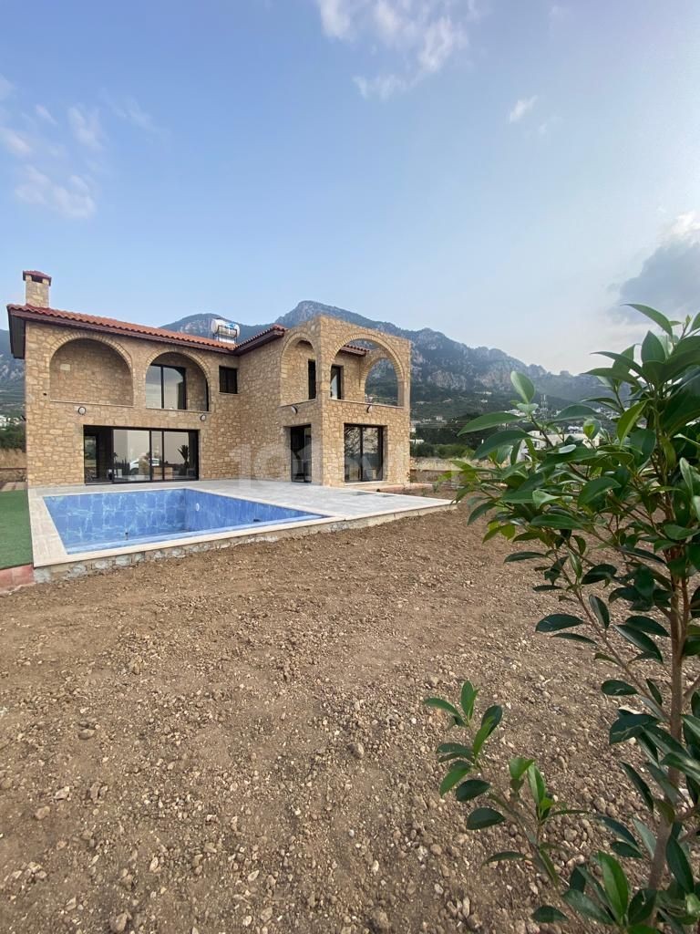 Luxuriöse 4+1 Steinvilla mit Pool zum Verkauf in Kyrenia /Karsiyaka