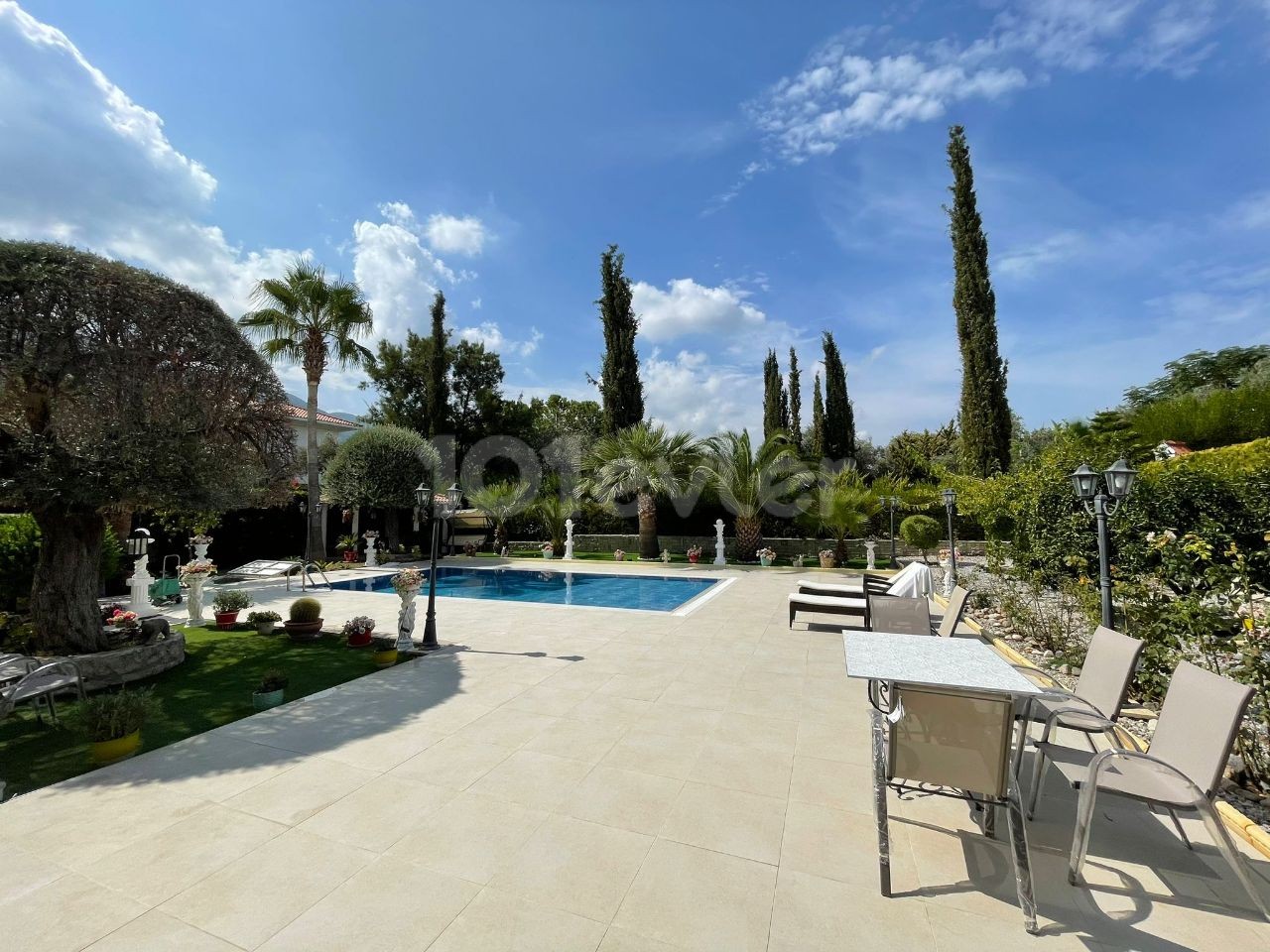 Komplett möblierte 4+1-Villa mit großem Garten / privatem Pool zum Verkauf in Kyrenia Ozanköy