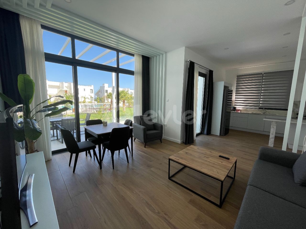 Eckgarten-Apartment mit 2 Schlafzimmern in Küçük Erenköy