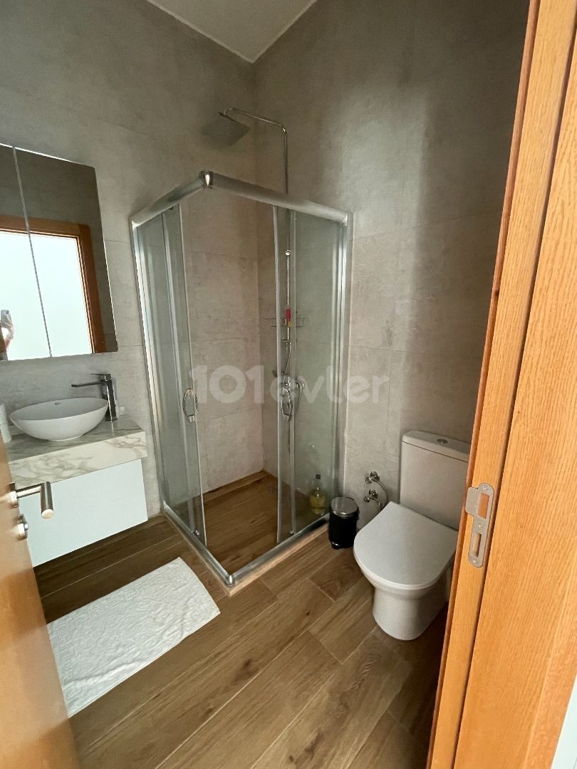 Eckgarten-Apartment mit 2 Schlafzimmern in Küçük Erenköy