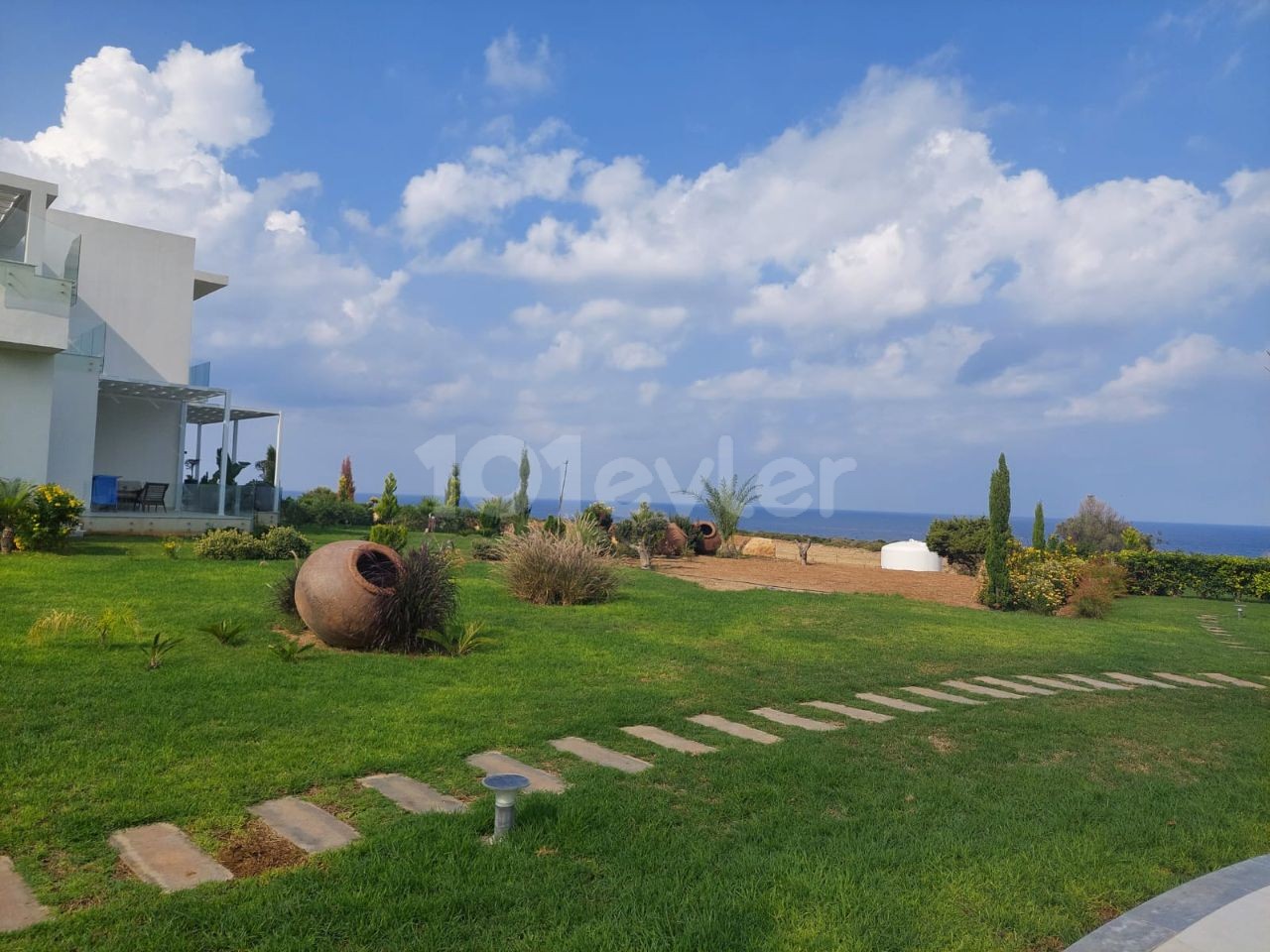 Eckgarten-Apartment mit 2 Schlafzimmern in Küçük Erenköy