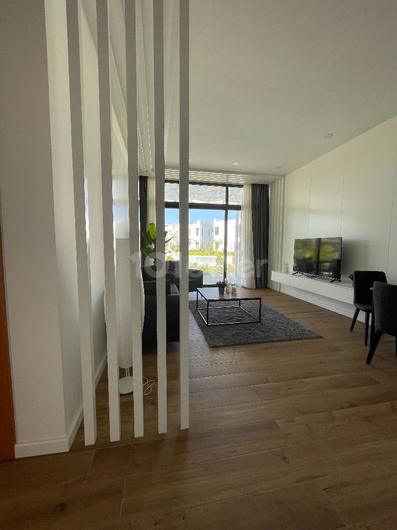 Makelloses Apartment mit 2 Schlafzimmern und Poolblick