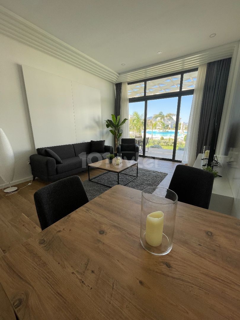 Makelloses Apartment mit 2 Schlafzimmern und Poolblick