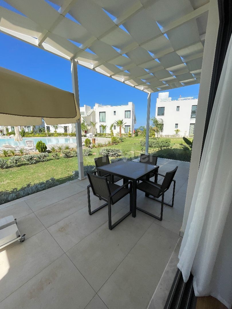 Immaculate 2 Bed Apartment with Pool view 