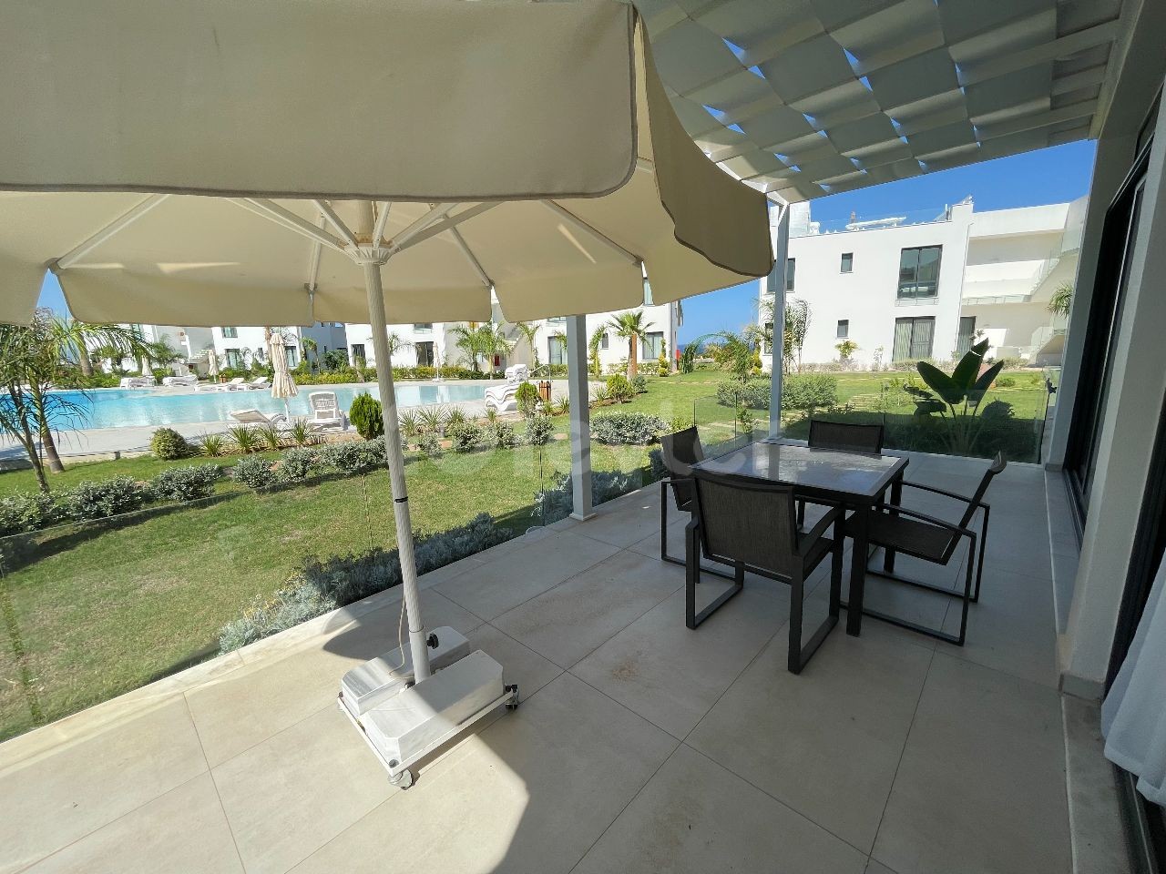 Immaculate 2 Bed Apartment with Pool view 