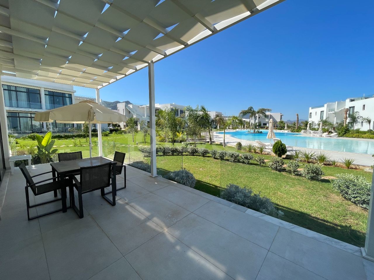 Immaculate 2 Bed Apartment with Pool view 