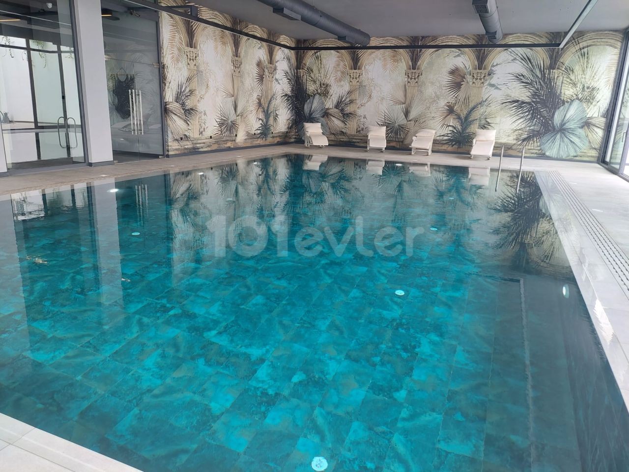 Immaculate 2 Bed Apartment with Pool view 