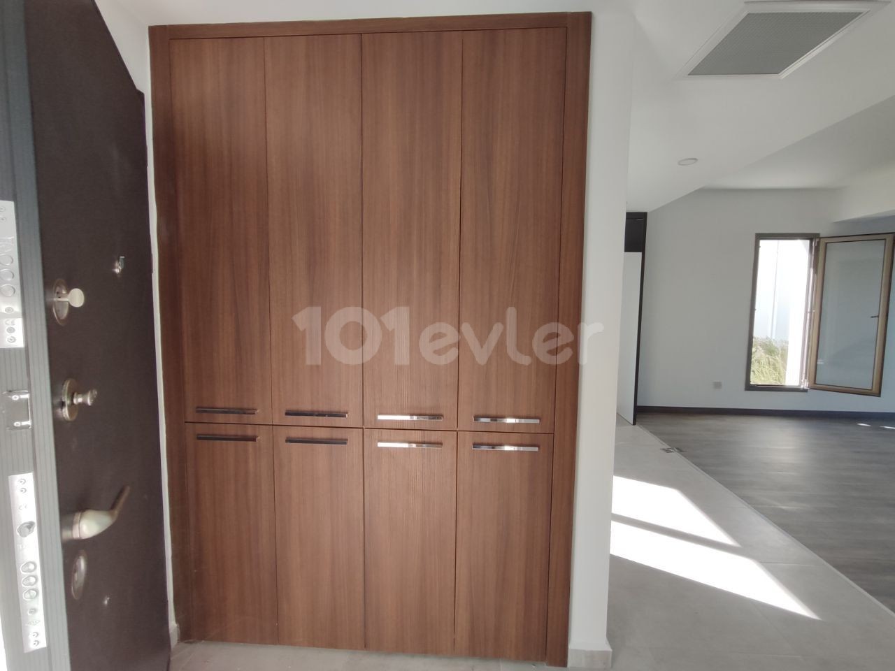 Girne   Alsancak Bölgesinde  Satlık 3+1 Ikiz Villa 