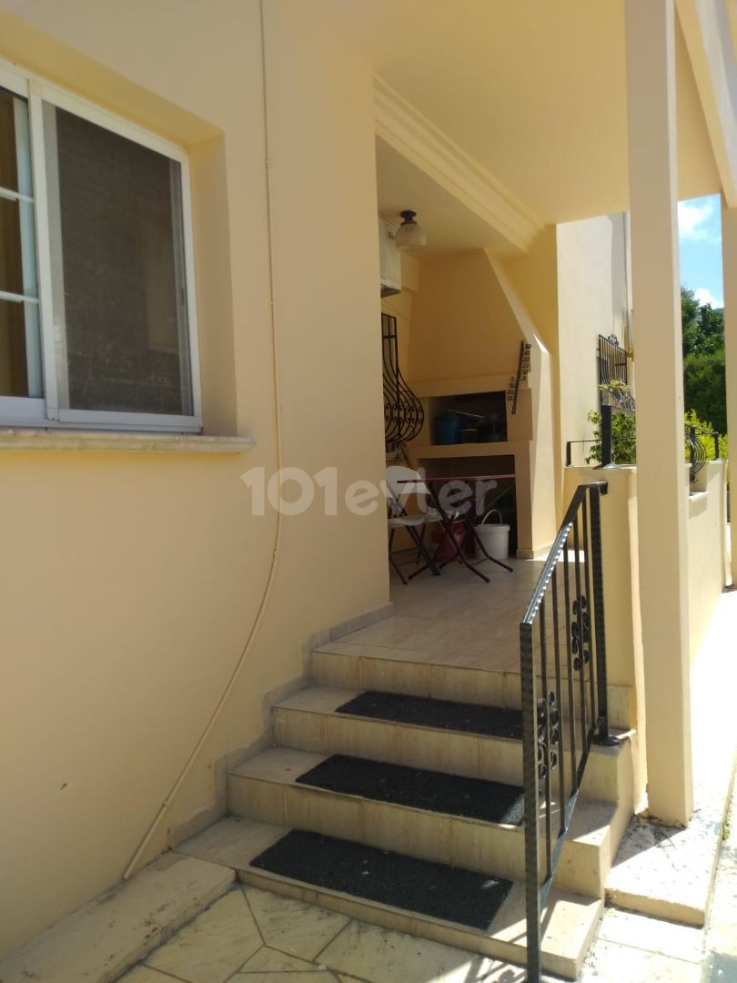 3+1 Wohnung mit Gemeinschaftspool zum Verkauf im Zentrum von Kyrenia