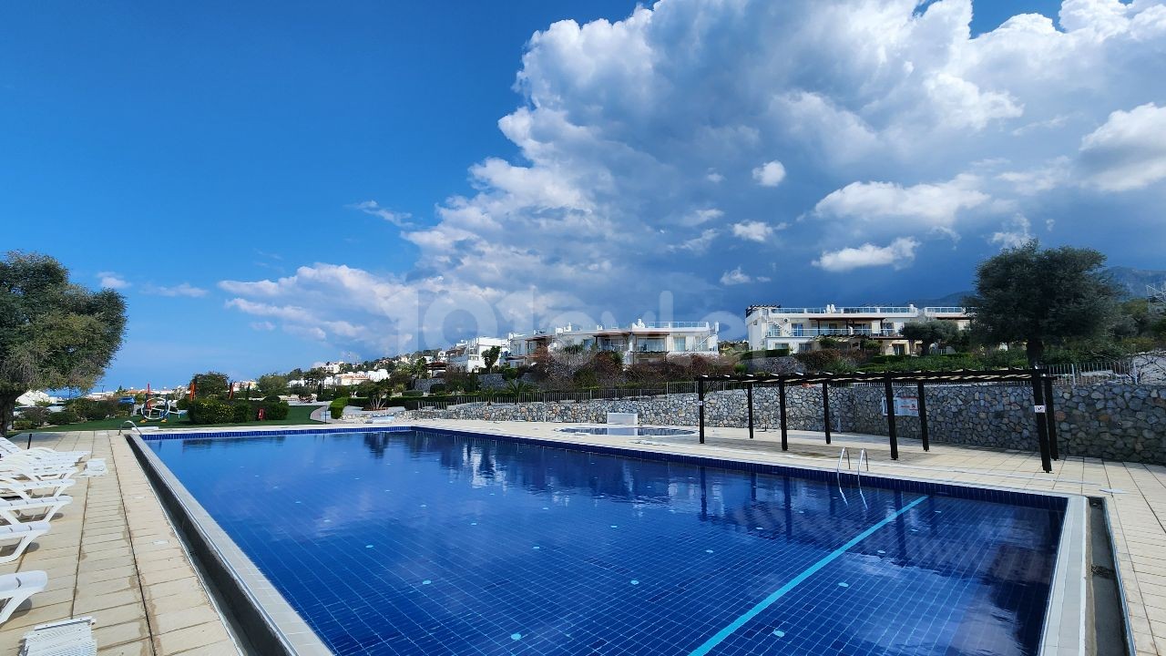 Продажа квартиры 2+1 с видом на море и природу на участке с бассейном в Эсентепе