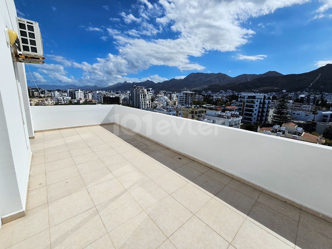 ZU VERMIETEN PENTHOUSE 2+1 KYRENIA CENTER