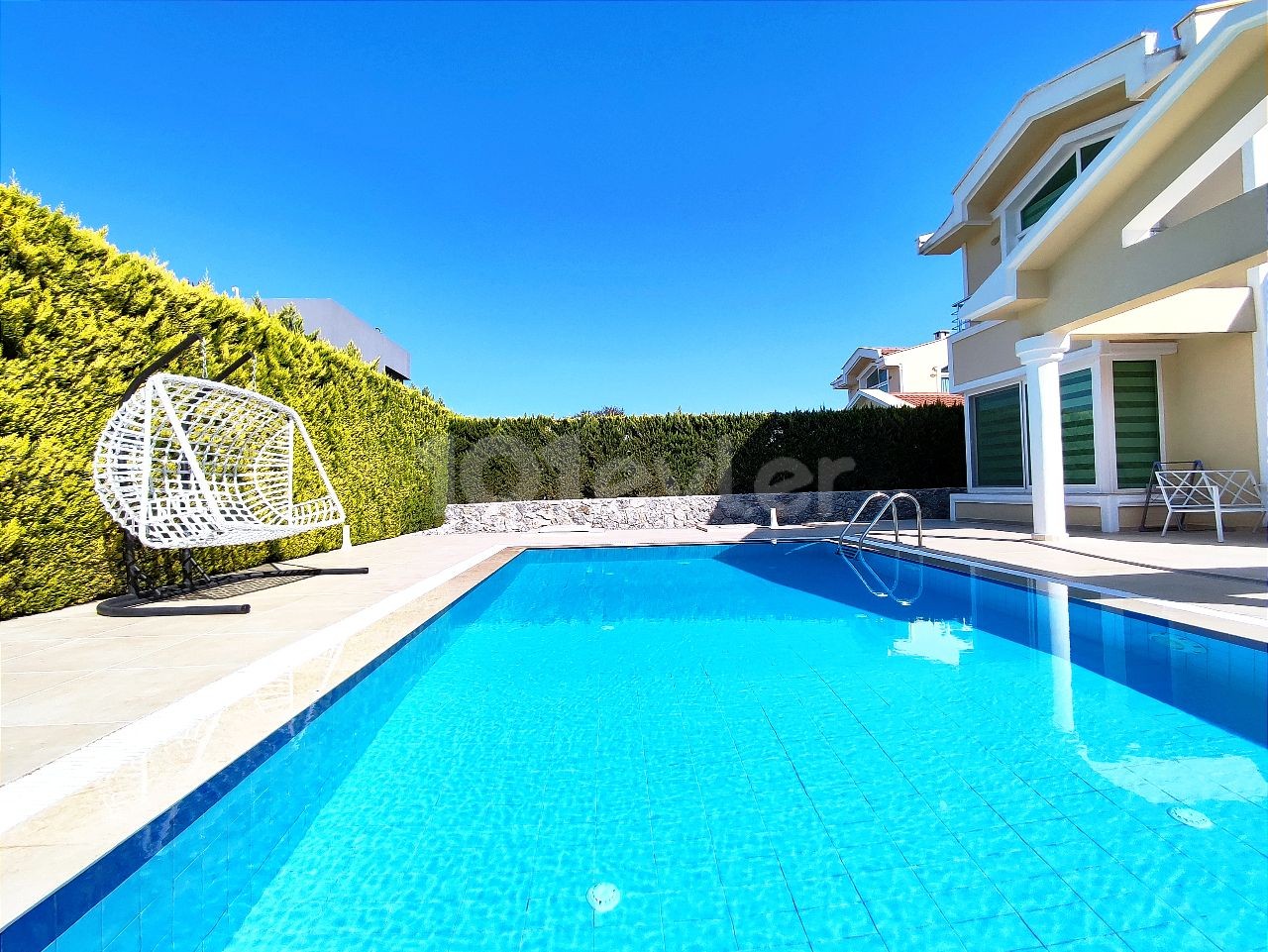 Alsancak'ta Uzun ve Kısa Dönem Kiralık Yüzme Havuzlu Geniş Bakımlı Villa