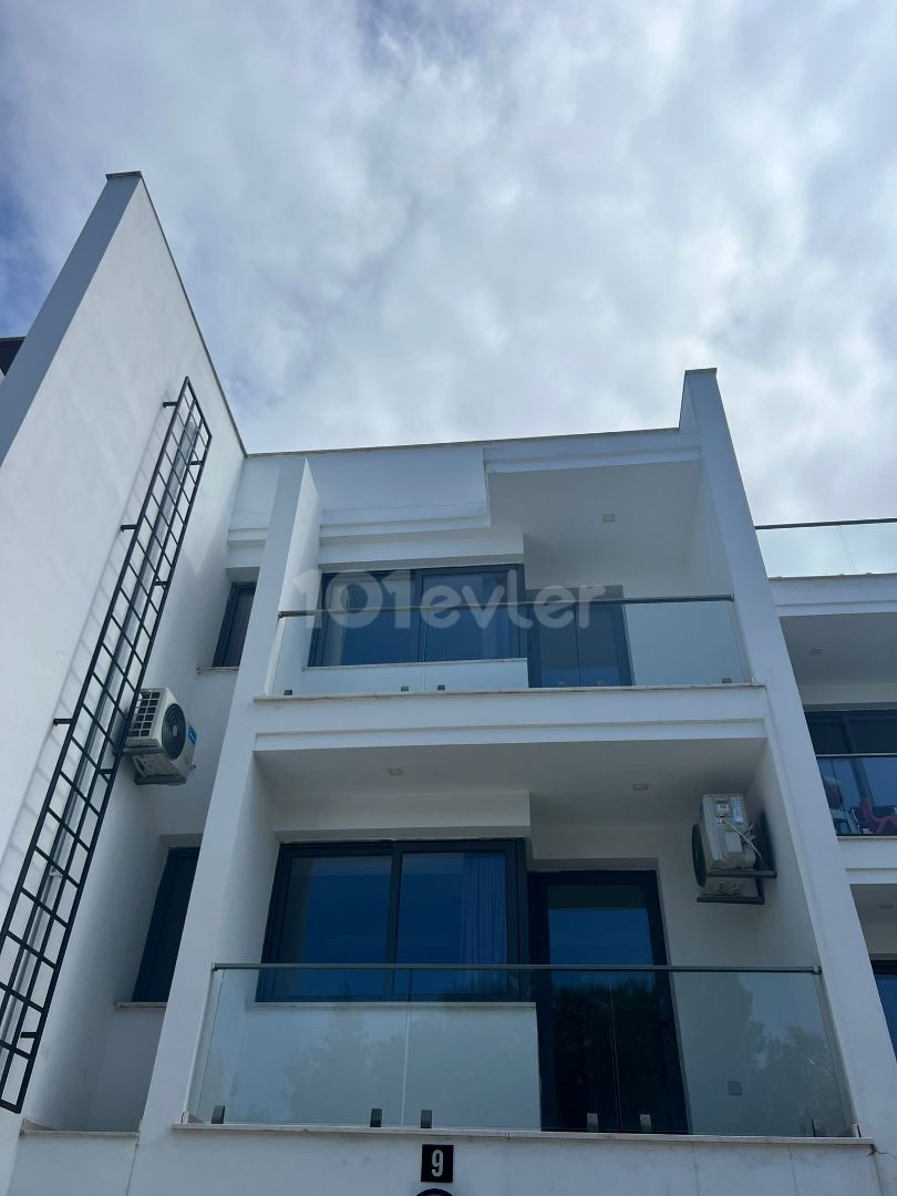  Zeytinlik'te Satılık Full Eşyalı 3 Yatak Odalı Tripleks Villa