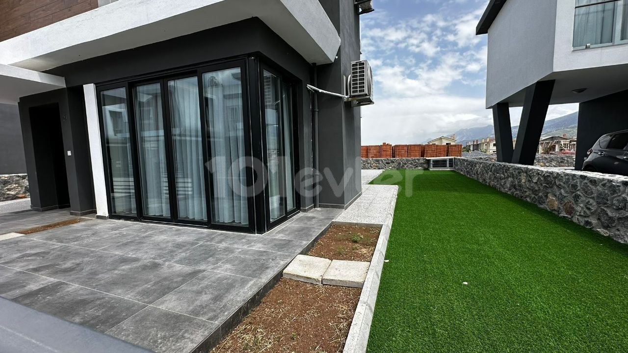 Karşıyaka'da satılık 3 yatak odalı yeni villa