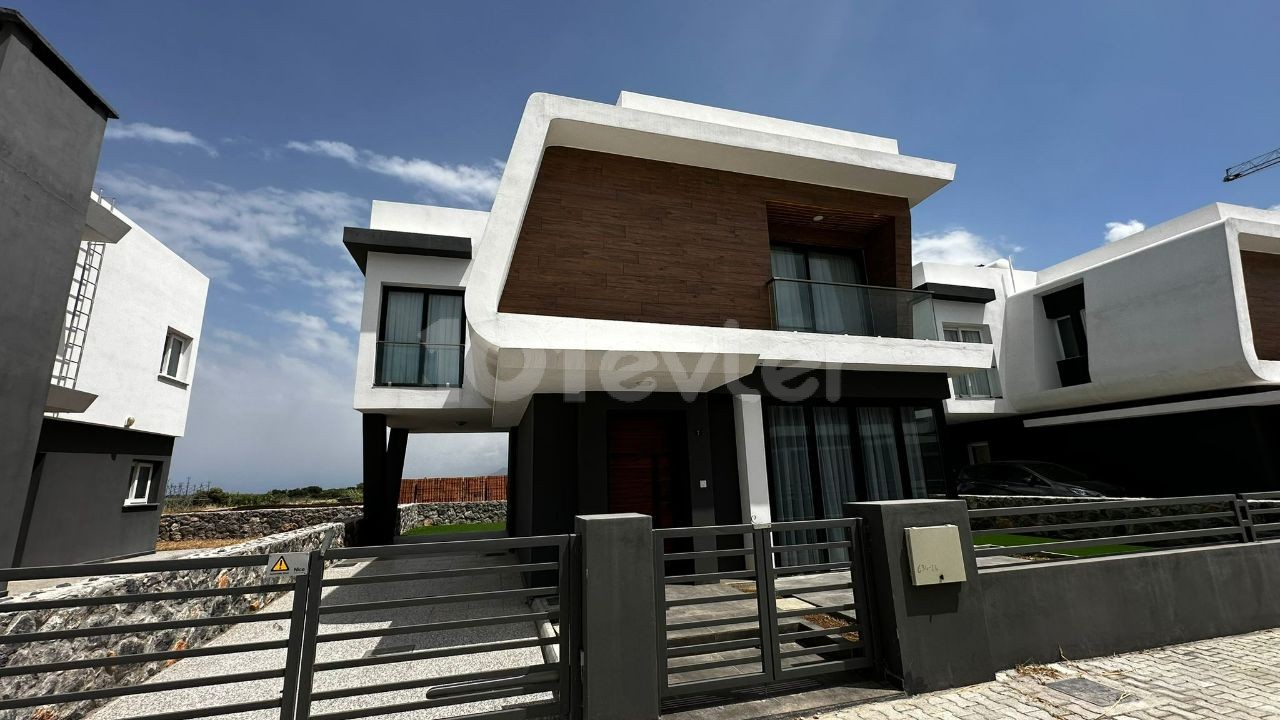 Karşıyaka'da satılık 3 yatak odalı yeni villa