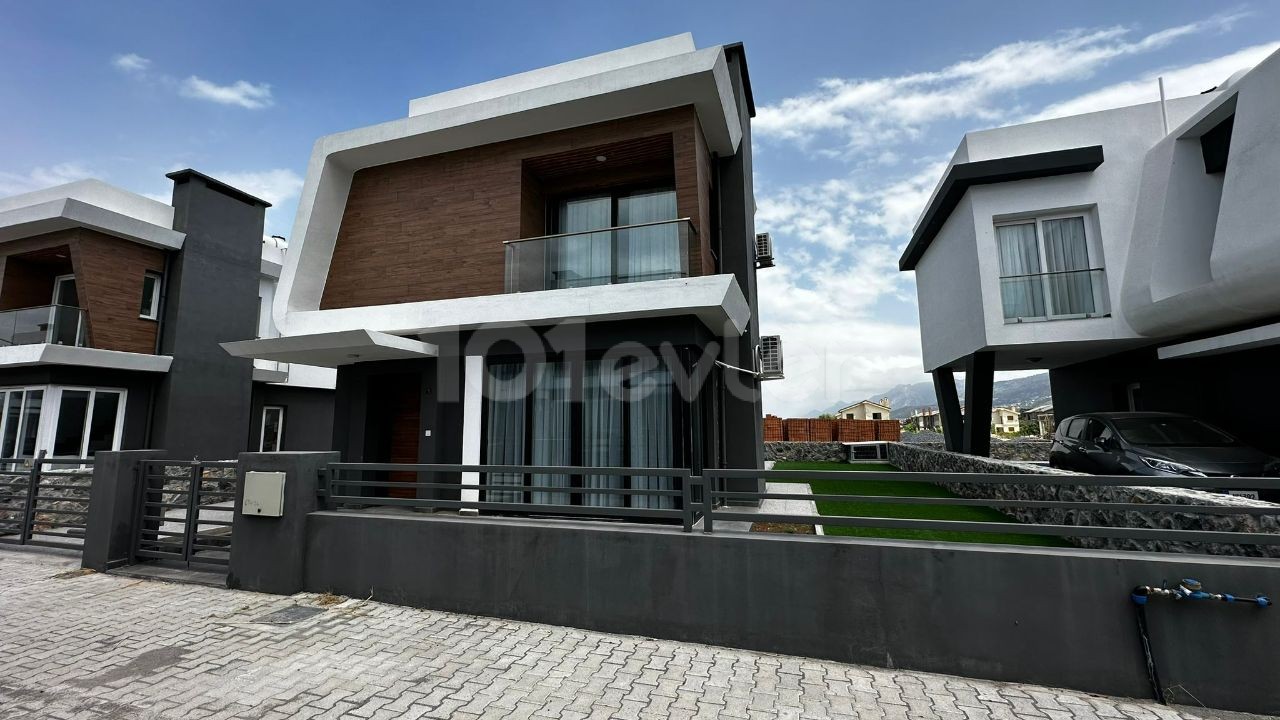 Karşıyaka'da satılık 3 yatak odalı yeni villa