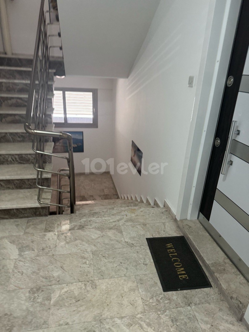 Girne merkez satılık komple bina. 18 Esyali apartman 2+1 ve 1+1 + lojman 10 oda. Yuksek kira getirisi. 