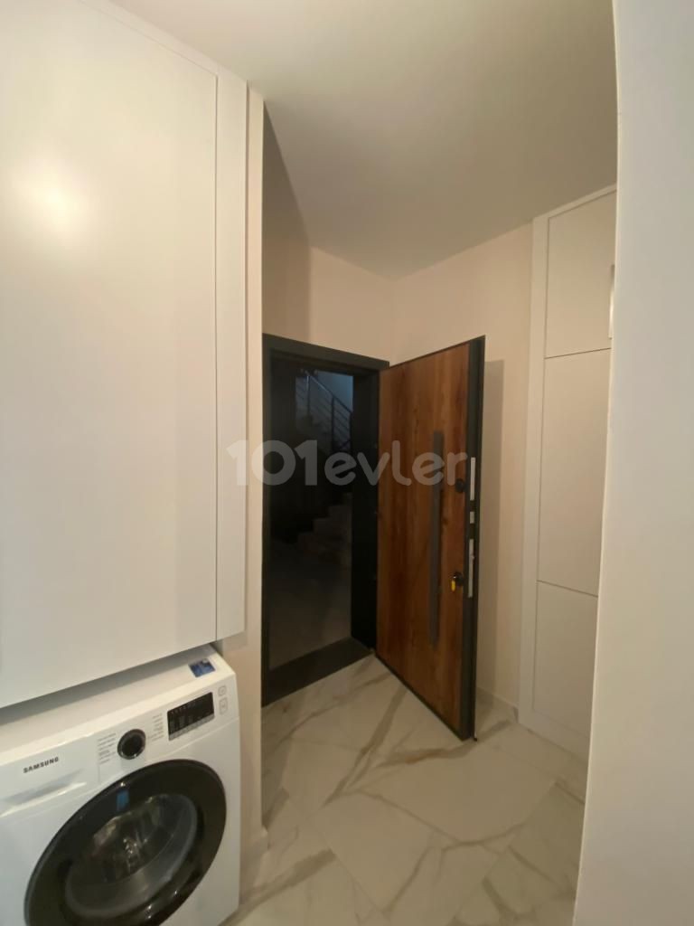  GİRNE MERKEZDE-ASLANLIVİLLA ARKASI- 2+1- PENTHOUSE SATILIK