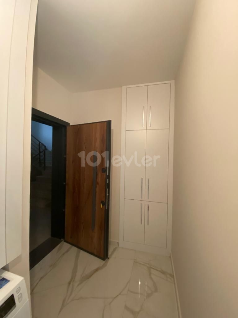  GİRNE MERKEZDE-ASLANLIVİLLA ARKASI- 2+1- PENTHOUSE SATILIK